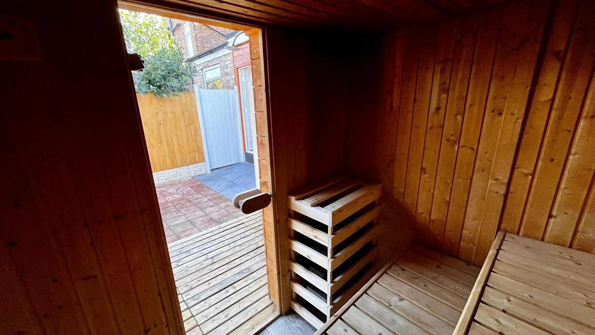 Town House With Jacuzzi & Sauna نوتينغهام