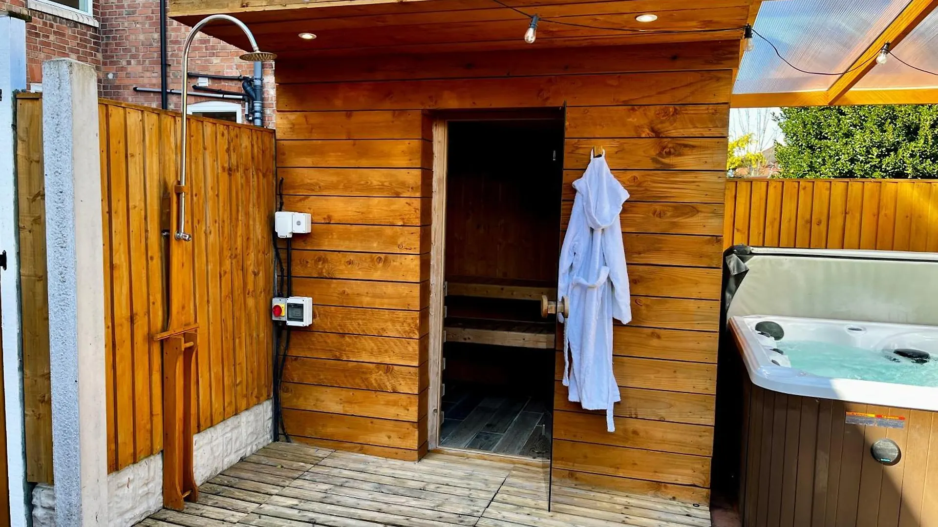 Town House With Jacuzzi & Sauna نوتينغهام